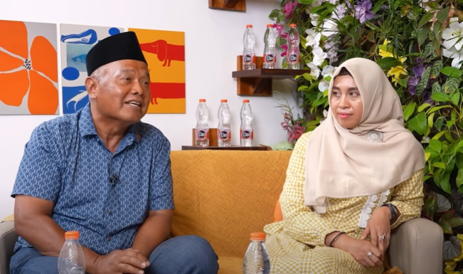 Yai Mim bersama istri kedua, Rosyida Vignesvari. (YouTube Denny Sumargo)